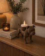 Matte bruine American Bully waxinelichthouder met LED-waxinelichtje op houten kast in gezellige huiselijke setting.